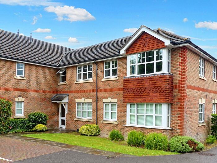 2 Bedroom Apartment For Sale In Tinsley Lane, Crawley, RH10
