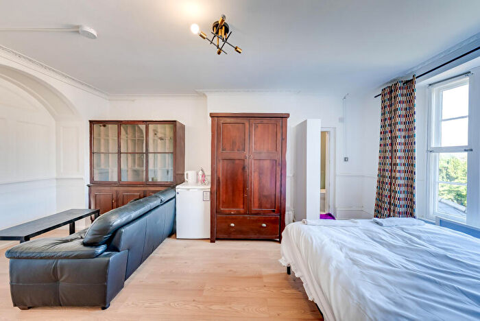 Studio To Rent In New Road Avenue, Chatham, Medway (Ensuit Ground Floor Rooms), ME4