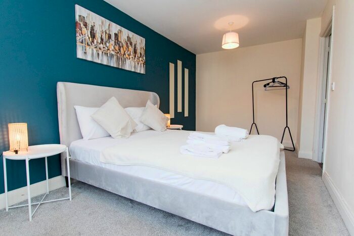 3 Bedroom Flat To Rent In Riverpark Way, Northfield, Birmingham, West Midlands, B31