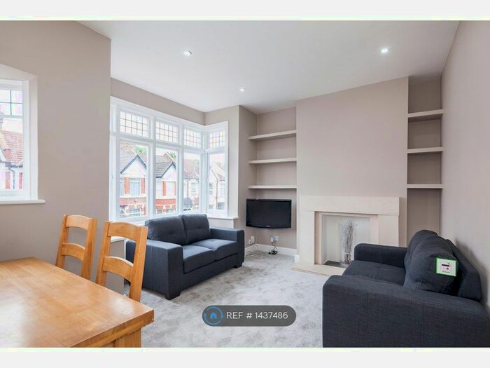 3 Bedroom Flat To Rent In Tooting, London, SW17