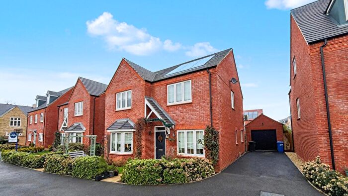 4 Bedroom Detached House For Sale In Wenlock Drive, Kingsmere, Bicester, OX26