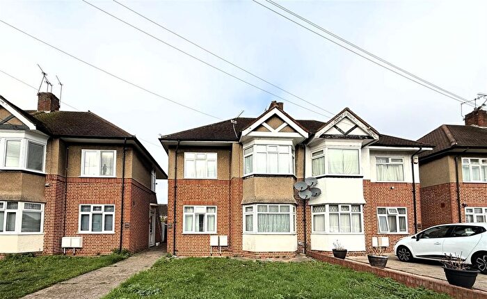 2 Bedroom Maisonette For Sale In Amesbury Road, Feltham, TW13