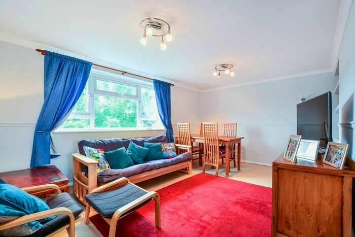 2 Bedroom Flat To Rent In Upper Richmond Road, West Putney, London, SW15
