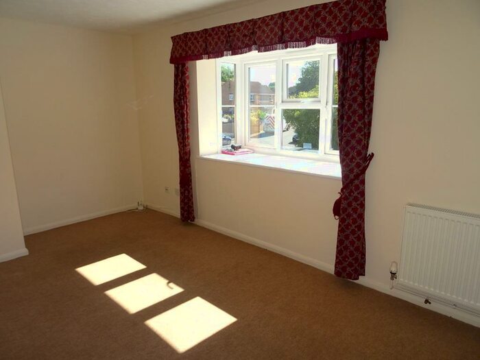 1 Bedroom Flat To Rent In Walnut Park, Haywards Heath, RH16