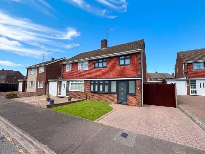 3 Bedroom Semi Detached House For Sale In Torquay Drive, Luton, Bedfordshire, LU4