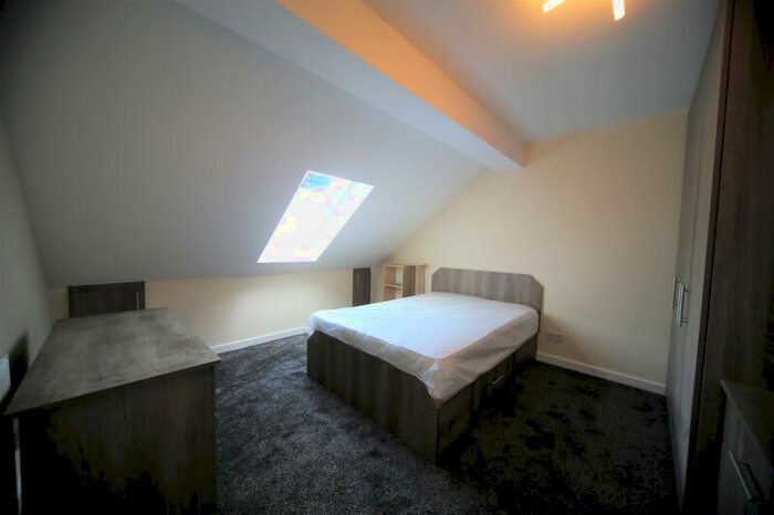 4 Bedroom Flat To Rent In Walmsley Road, Hyde Park, Leeds, LS6