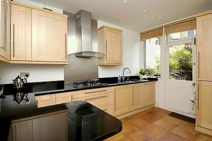 3 Bedroom Flat To Rent In Richmond Hill, Richmond, TW10
