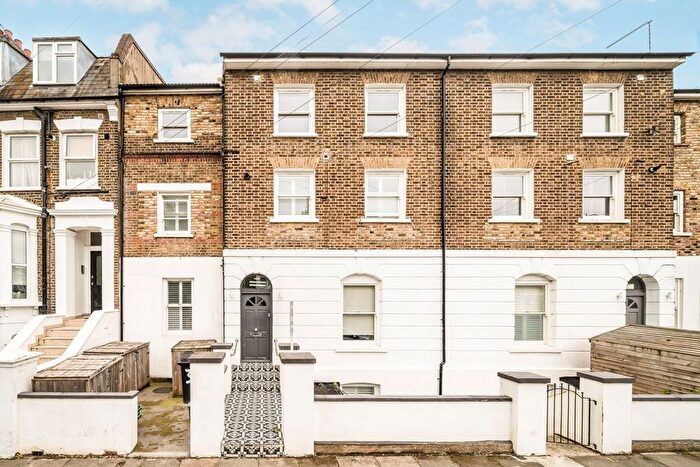 2 Bedroom Flat For Sale In Mill Hill Road, Acton, W3