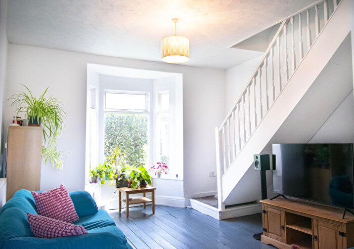 3 Bedroom Semi-Detached House For Sale In Firth Park Crescent, Sheffield, S5