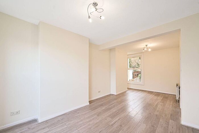 3 Bedroom Flat To Rent In Glenthorne Road, Friern Barnet, London, N11