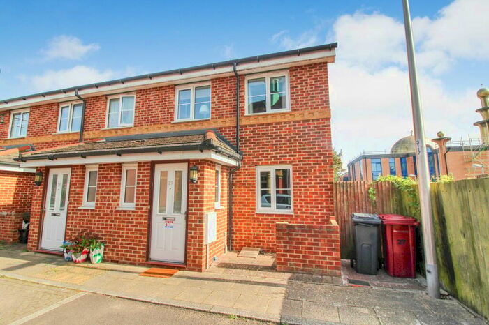 3 Bedroom End Of Terrace House To Rent In Battle Place, Reading, RG30