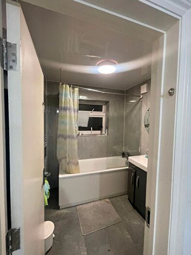 5 Bedroom Semi-Detached House To Rent In Cherry Walk, Rainham, RM13