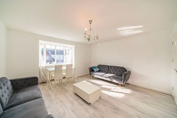 2 Bedroom Flat To Rent In Elmhurst Avenue, Mitcham, CR4