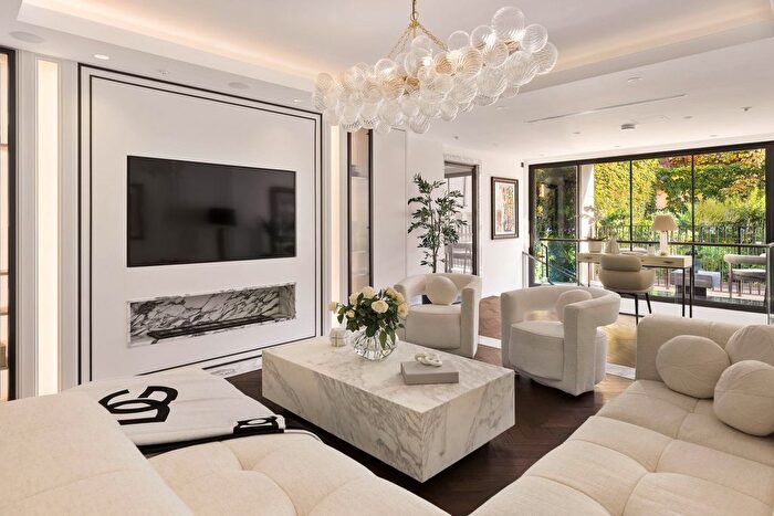 1 Bedroom Flat For Sale In Three Kings Yard, London, W1K