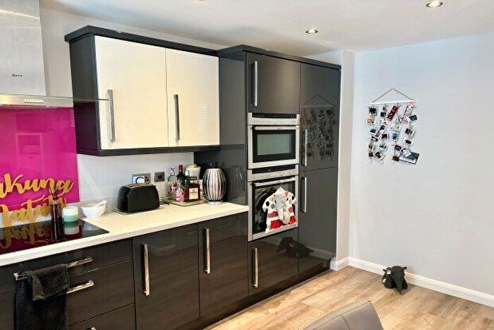 3 Bedroom Town House To Rent In Regent Street, Nottingham, NG10