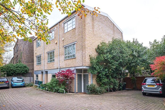 3 Bedroom Semi Detached House For Sale In Heaven Tree Close, Islington, N1