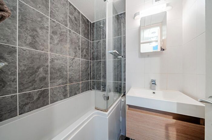 2 Bedroom Flat For Sale In Lingwood Close, Bassett, Southampton, Hampshire, SO16