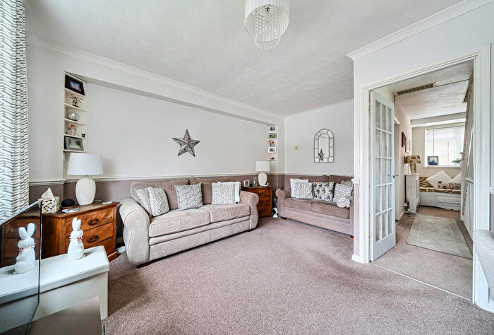 2 Bedroom Maisonette For Sale In Culvers Avenue, Carshalton, SM5