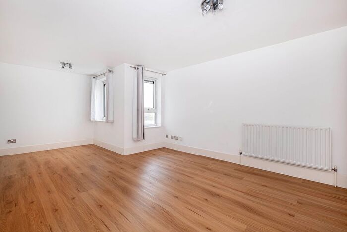 1 Bedroom Flat To Rent In Market Square, Kingston Upon Thames, KT1