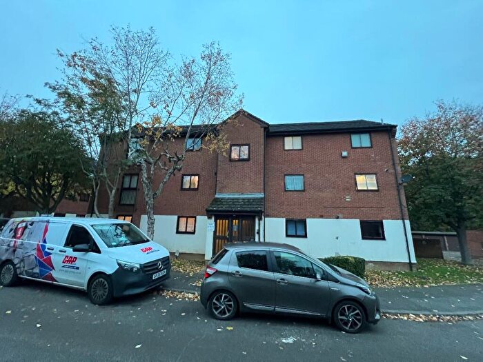 2 Bedroom Flat To Rent In Wheatley Close, Hendon, NW4