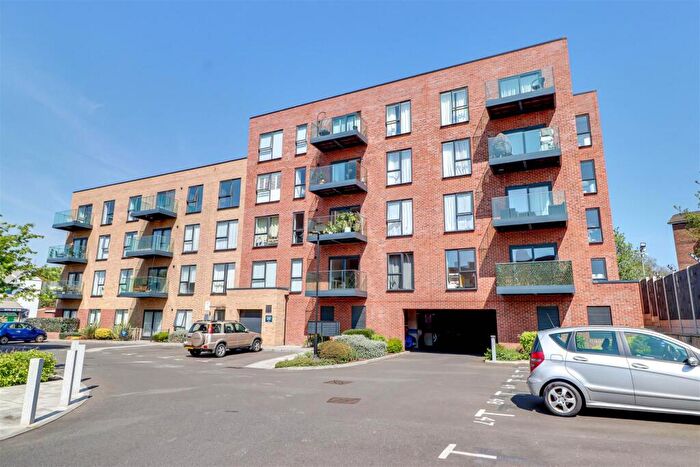 2 Bedroom Flat For Sale In Fairfax Drive, Westcliff-On-Sea, SS0