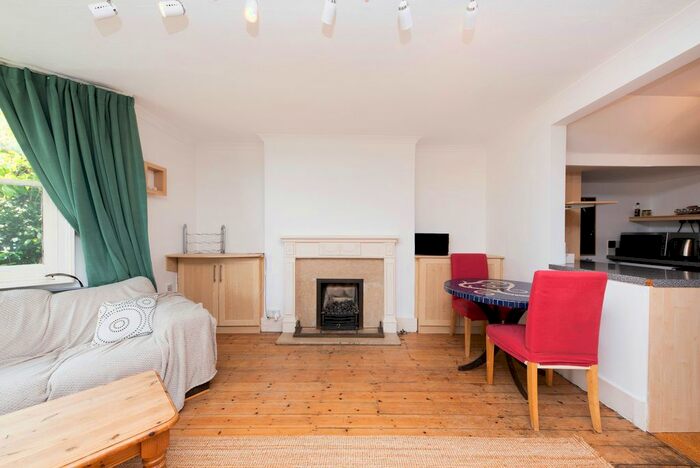 2 Bedroom Flat To Rent In Thornton Hill, London, SW19
