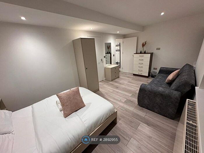 2 Bedroom Flat To Rent In Wimbledon, London, SW19