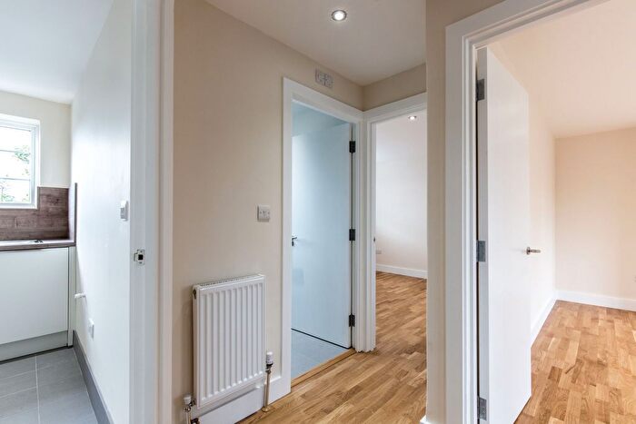 2 Bedroom Flat To Rent In Avenue Road, London, N14