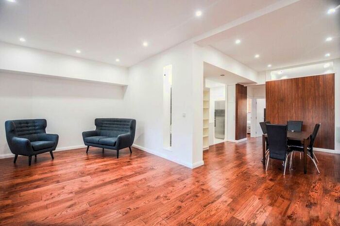 2 Bedroom Flat To Rent In Jedburgh Road, Plaistow, London, E13