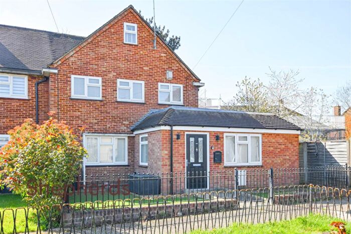 4 Bedroom End Of Terrace House For Sale In Whitefields Road, Cheshunt, EN8