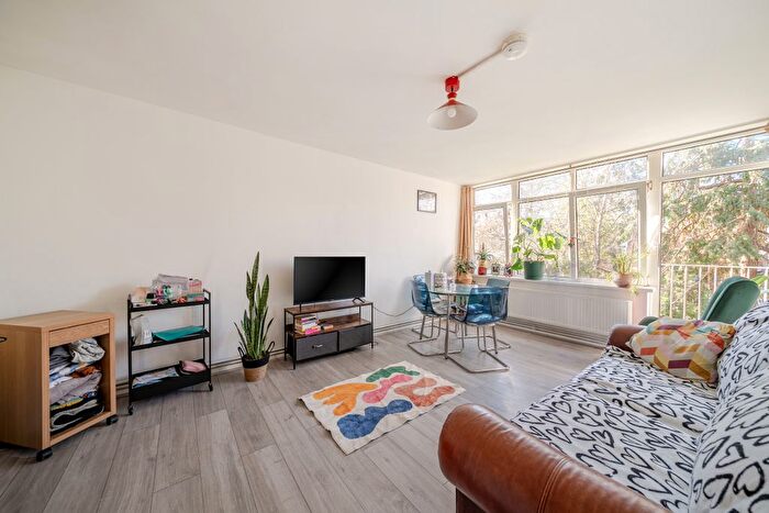 1 Bedroom Flat For Sale In Gaywood Close, London, SW2