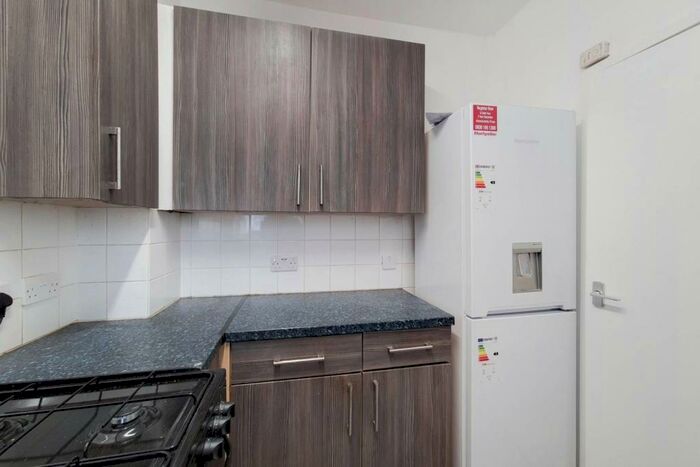 3 Bedroom Flat To Rent In Harrington Hill, Hackney, London, E5