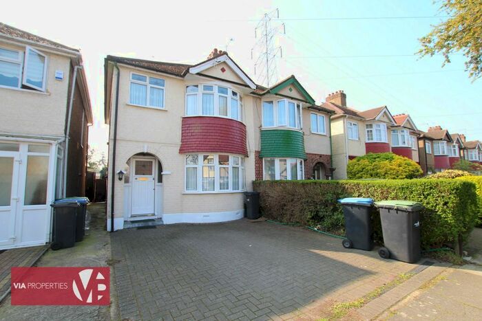 3 Bedroom Semi-Detached House To Rent In Broadoak Avenue, Enfield EN3