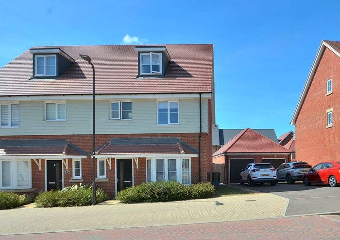 4 Bedroom Town House To Rent In Pembroke Lane, Whitehouse, MK8