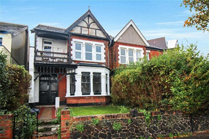 2 Bedroom Apartment For Sale In Riviera Drive, Southend-on-Sea, Essex, SS1