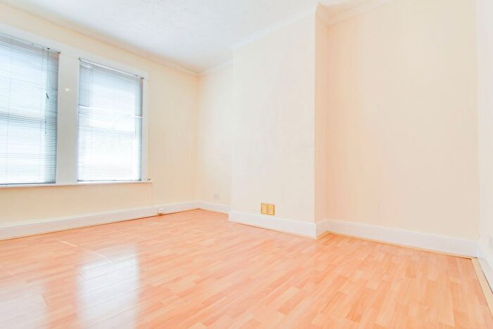 2 Bedroom Flat To Rent In Elmers End Road, Beckenham, BR3