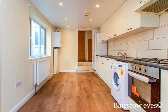 2 Bedroom Flat To Rent In Fourth Avenue, Manor Park, E12