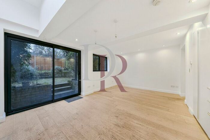 2 Bedroom Flat To Rent In Blenheim Grove, Peckham Rye, SE15