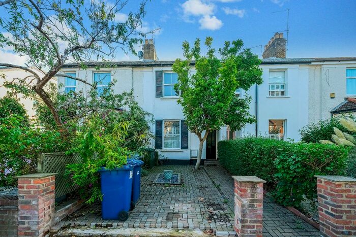 2 Bedroom Flat To Rent In Long Lane, London, N2