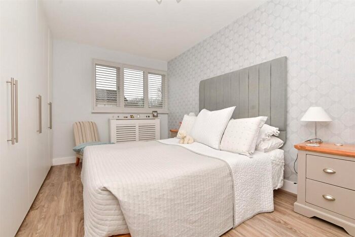 2 Bedroom End Of Terrace House For Sale In Lindbergh Road, Wallington, Surrey, SM6
