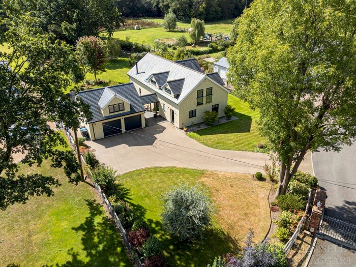 4 Bedroom Detached House For Sale In Perry Wood Park, Newchapel, RH7