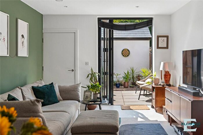 1 Bedroom Apartment For Sale In Summerhill Road, London, N15