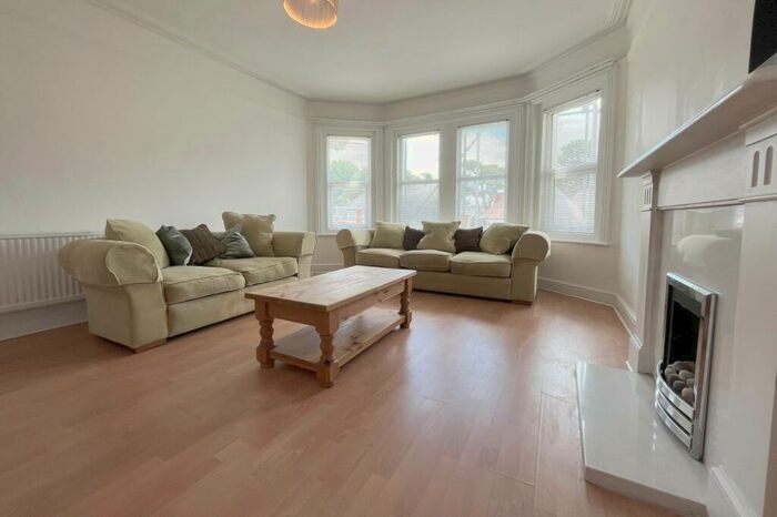 3 Bedroom Flat To Rent In Alum Chine, BH4