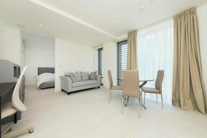 Flat To Rent In Tapestry Way, Whitechapel, E1