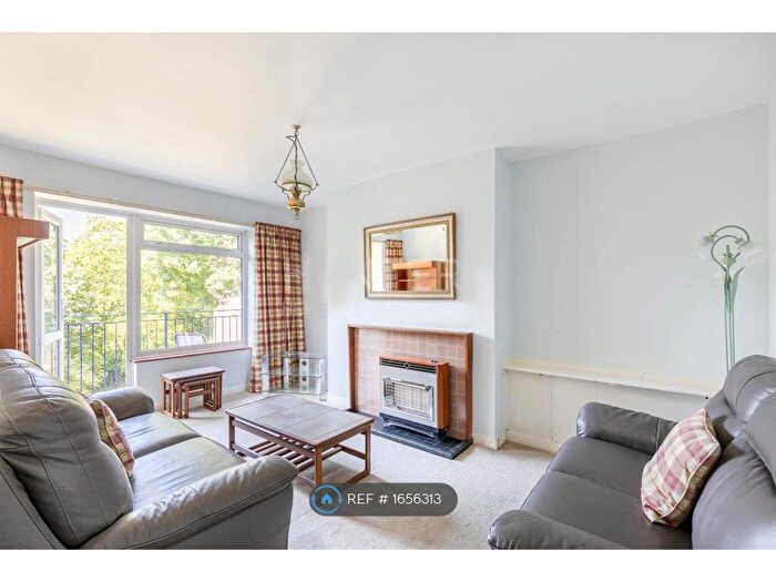 3 Bedroom Flat To Rent In Queen Elizabeths Close, London, N16