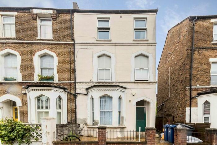 3 Bedroom Flat To Rent In York Road, London, W3