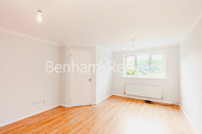 3 Bedroom Apartment To Rent In Balmoral Avenue, New Southgate, N11