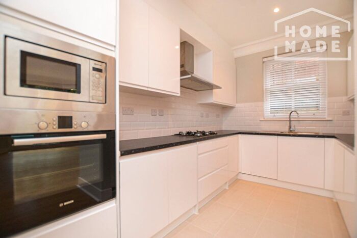 3 Bedroom Flat To Rent In Fitzjohns Avenue, London, NW3