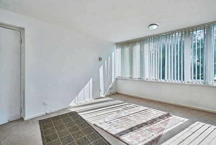 2 Bedroom Flat For Sale In Parklands Gardens, Walsall, West Midlands, WS1
