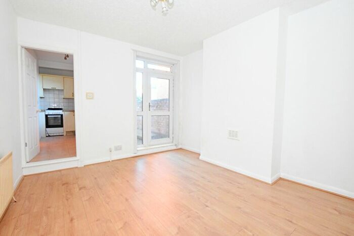 2 Bedroom End Of Terrace House To Rent In Alexandra Road, Rugby, CV21